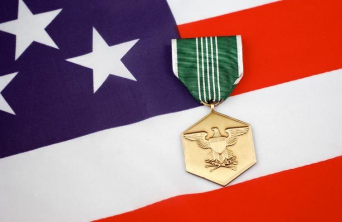 Medalla de elogio del ejército sobre una bandera estadounidense