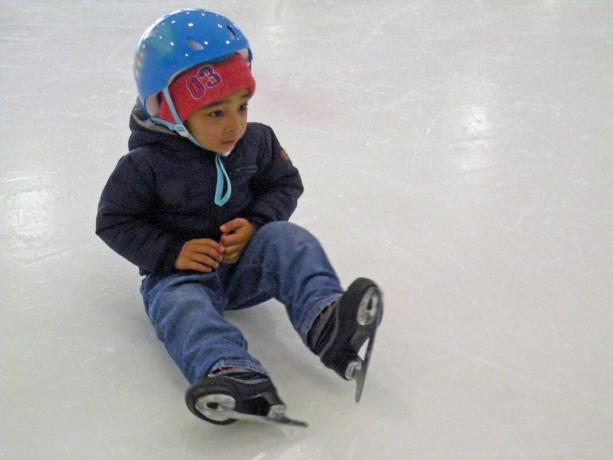jaunas čiuožėjas su šalmu