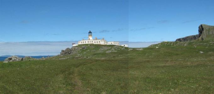 Neist Point Lighthouse, Isle of Skye, ლანდშაფტის ფოტო გადაღებული მზიან დღეს ცისფერი ცა.