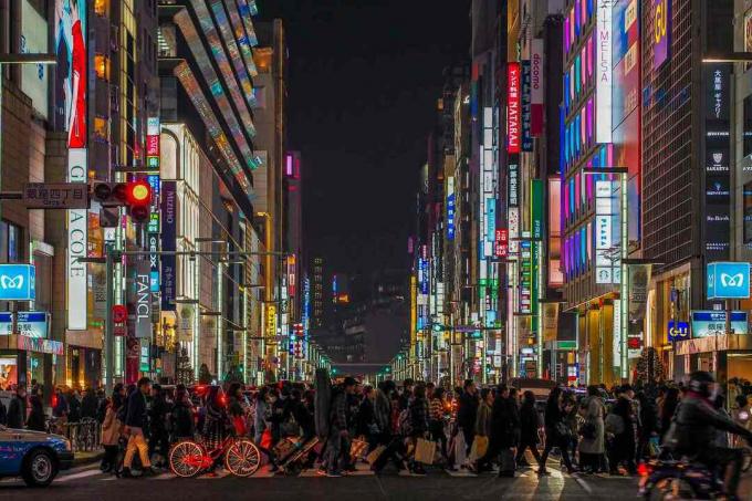 ถนนกินซ่าที่เรียงรายไปด้วยร้านค้าแบรนด์ราคาแพงใจกลางโตเกียว ประเทศญี่ปุ่น