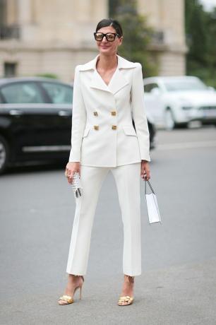 Beyaz pantolonlu kadın sokak stili