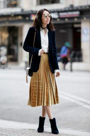 Street style γυναίκα με πλισέ φούστα και βελούδινο σακάκι