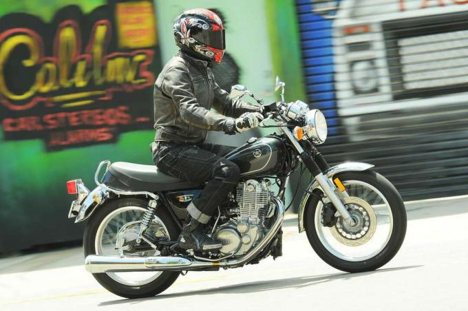 2015 Yamaha SR400 motocykl