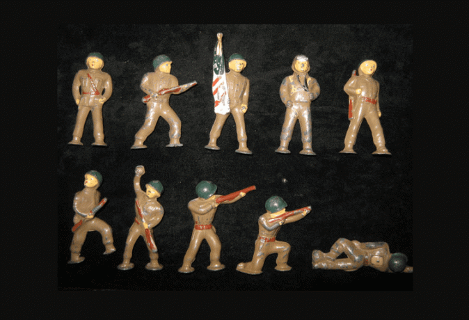 Antičke igračke vojnici iz 1950-ih od olova