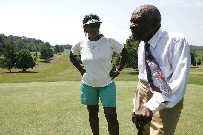Дочь и отец Рене Пауэлл и Билл Пауэлл как их семейное поле для гольфа Clearview Golf Club в 2009 году.