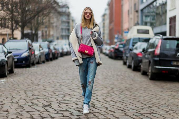 Jeans estilo de rua e bolsa de grife