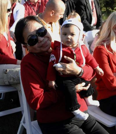タイガー・ウッズの母親であるクルティダは、2007年に孫娘のサム・アレクシスを抱えています。