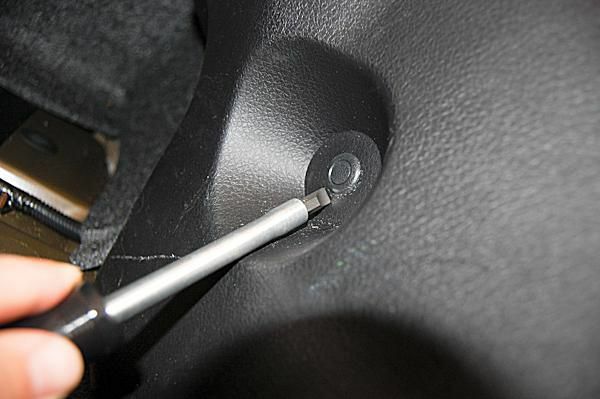 Odstranitev ključavnice sredinskega zatiča v Ford Mustangu iz leta 2008.