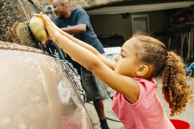 Far og datter vasker bil
