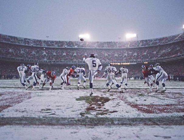 New York Giants vs Denver Broncos spiller i snøen