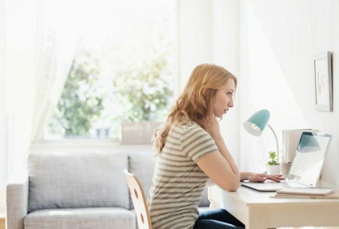 Femme travaillant sur son ordinateur à la maison