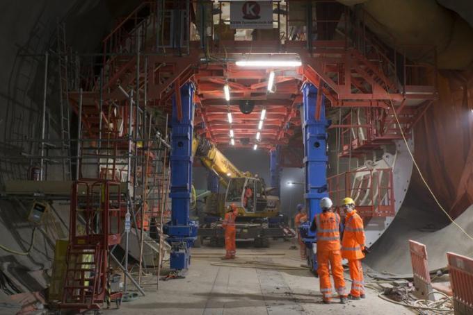 Bărbați care lucrează în proiectul de construcție al metroului Crossrail din Londra