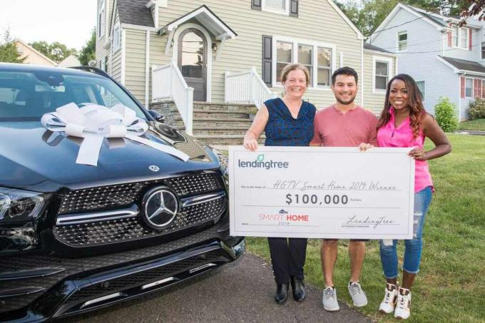 მორინ რუსტრიანმა მიიღო თავისი $1.2 მილიონიანი ჭკვიანი სახლის პრიზი ტიფანი ბრუკსისგან