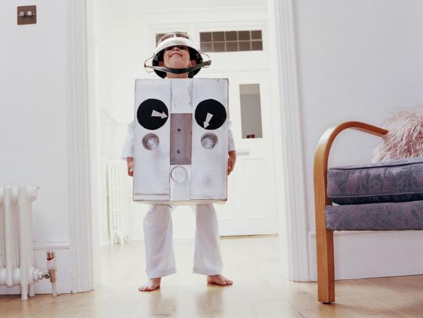Anak laki-laki (6-8) memakai kostum robot