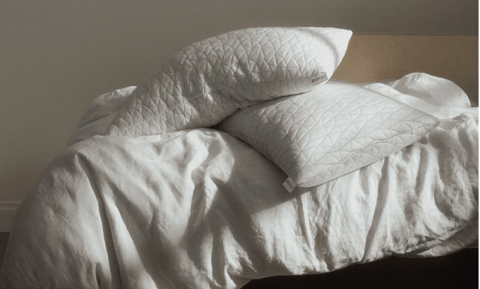 Coop verstellbare Kissen in einem Stapel auf einem Bett
