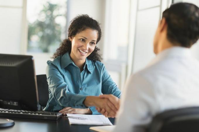 usa, new jersey, jersey city, vrouw, hand schudden, met, man, op, bureau