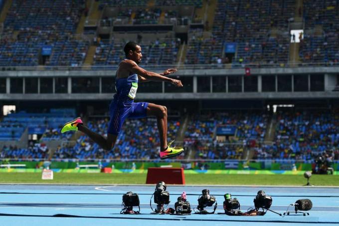 Christian Taylor degli Stati Uniti gareggia nel salto triplo maschile