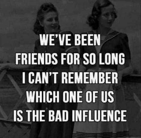 Duas mulheres em um fundo preto e branco com texto: Somos amigas há tanto tempo que não consigo me lembrar qual de nós é a má influência