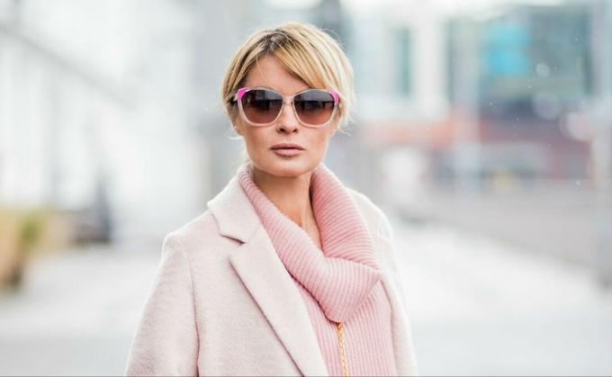Kvinne i rosa antrekk og rosa solbriller