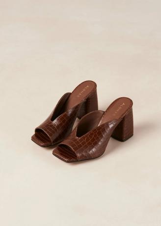 Kahverengi timsah dokulu kahverengi katır topuklu ayakkabı.