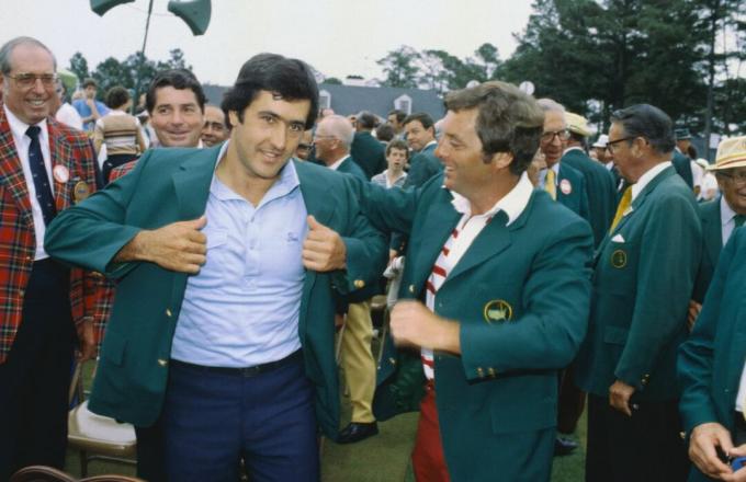 Seve Ballesteros Golfeur professionnel espagnol, vainqueur du tournoi Masters 1980, portant un manteau vert.