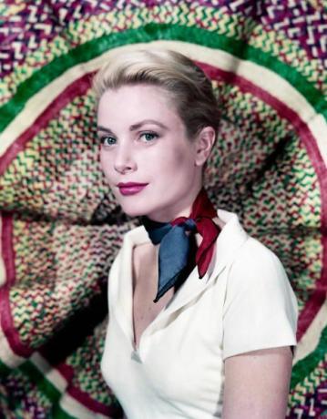 Grace-Kelly-približno-1955-Photo-by-Hulton-Archive-Getty-Images.jpg