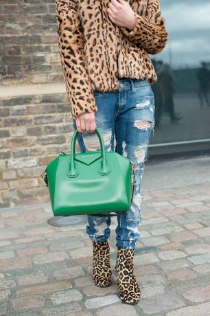 Foto de estilo de rua de mulher usando estampa de oncinha e jeans desgastados