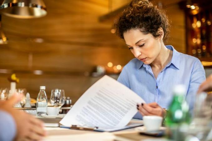 Vrouwelijke ondernemer die beleidsdocument leest