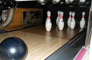 Una palla da bowling si avvicina ai birilli.