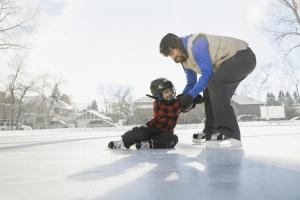 เรียนรู้วิธีการเล่นสเก็ตน้ำแข็งใน 10 ขั้นตอน
