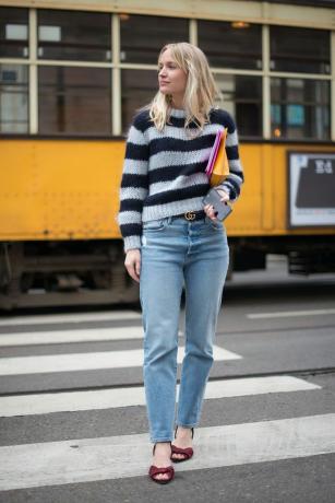 סוודר פסים בסגנון רחוב וג'ינס בויפרנד