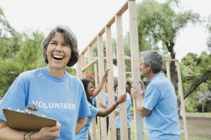 Kvinde iført frivillig t-shirt og smilende.