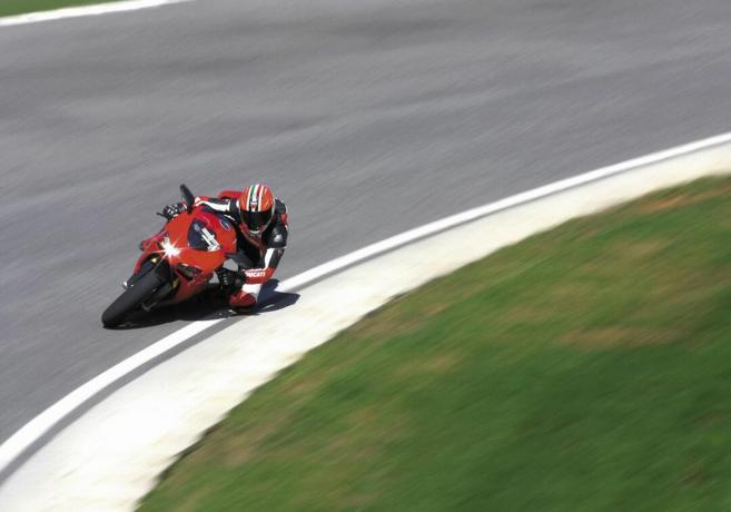 De Ducati 1098S bochten op een circuit.