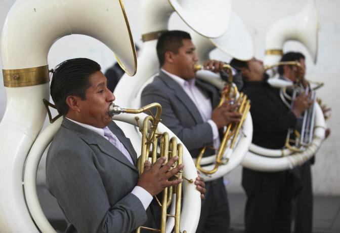 Männer spielen Tubas im Festival, Sucre (UNESCO-Weltkulturerbe), Bolivien