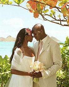 Foto på ett par som gifter sig i Kailua, Oahu, Hawaii, USA.