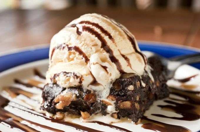 Vanilková zmrzlina a ořechové brownie
