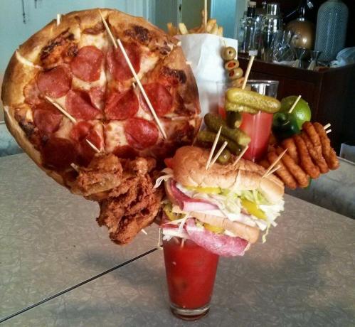 Bloody Mary adornado con pizza, sándwich y más