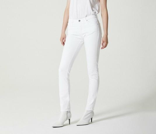 11 jeans in denim bianco sostenibili che puoi indossare per tutta l'estate