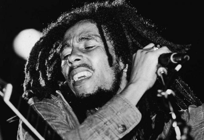 Bob Marley vystupuje na pódiu