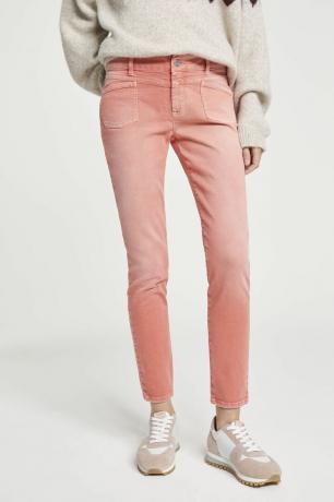 Bagian bawah wanita dengan jeans pink