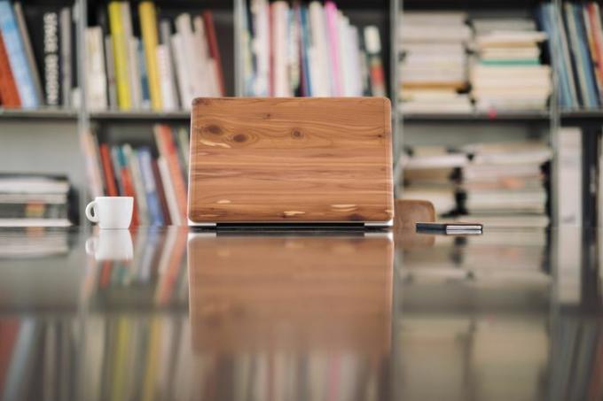 Дрвена кутија седи на столу у библиотеци