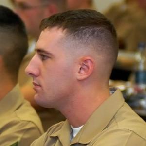 Aqui estão 10 fotos de cortes de cabelo militares masculinos