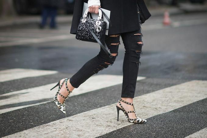 Foto street style di jeans e tacchi alti