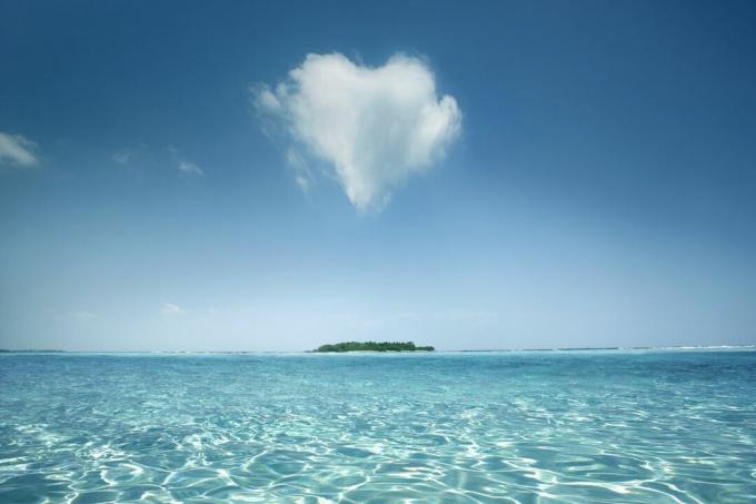 Širdies formos debesis virš paplūdimio