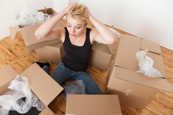 Mujer caucásica desempacando cajas en casa nueva