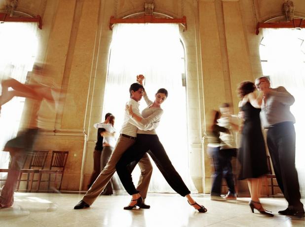 Pāri dejo tango nodarbības laikā (izplūdušas kustības)