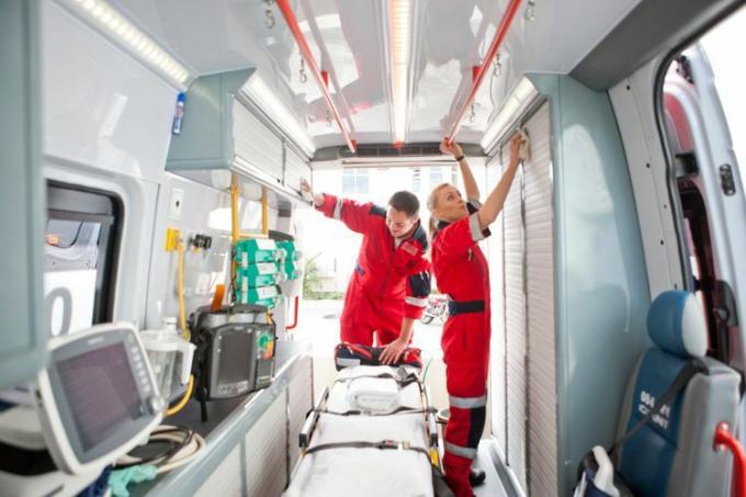 Paramedikai greitosios pagalbos automobilyje ruošia medicininę įrangą
