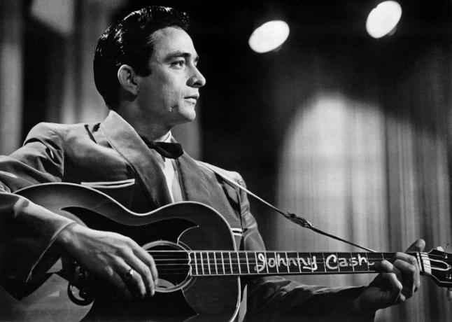 Young Johnny Cash treedt op met akoestische gitaar