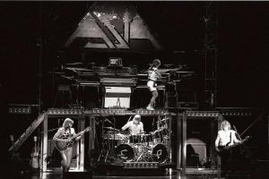 O listă de melodii de top din anii '80 de la Arena Rock Supergroup Asia