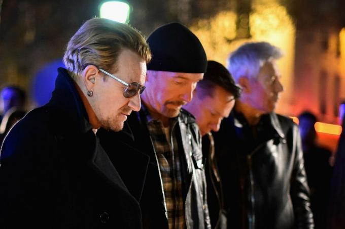 Bono i członkowie U2 składają hołd w pobliżu miejsca ataku terrorystycznego Teatru Bataclan 14 listopada 2015 r. w Paryżu we Francji.